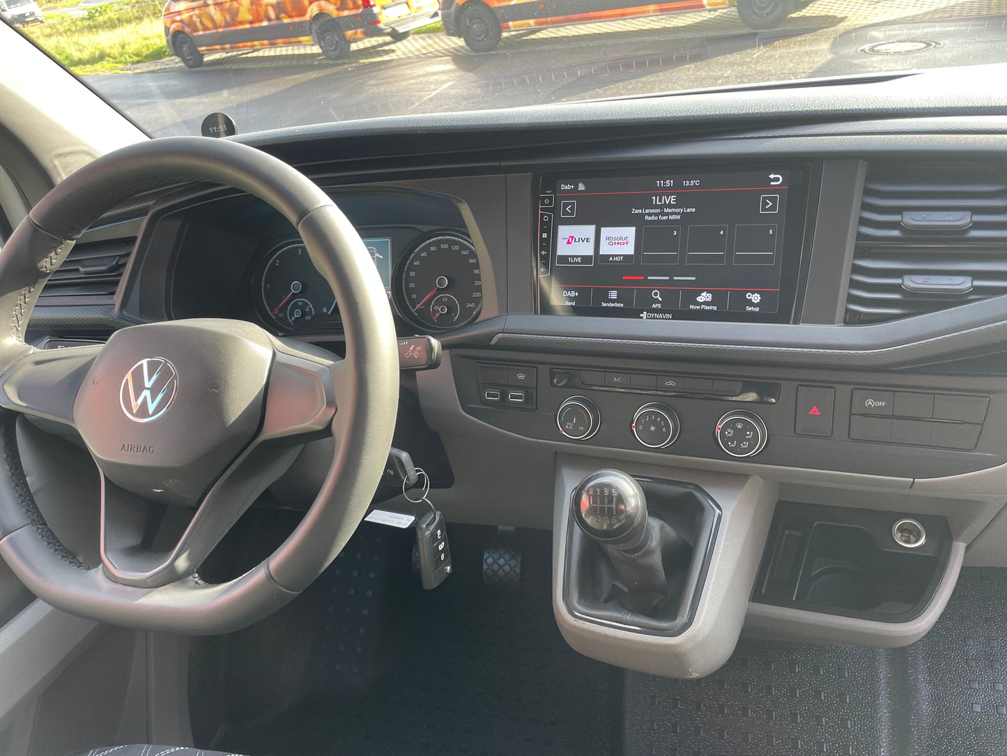 Volkswagen T6.1 Camper 2.0 TDI 150PS Schaltgetriebe unfallfrei | Wohnmobil mit Navi, PDC, Rückfahrkamera | Campervan Umbau 5 Sitzer