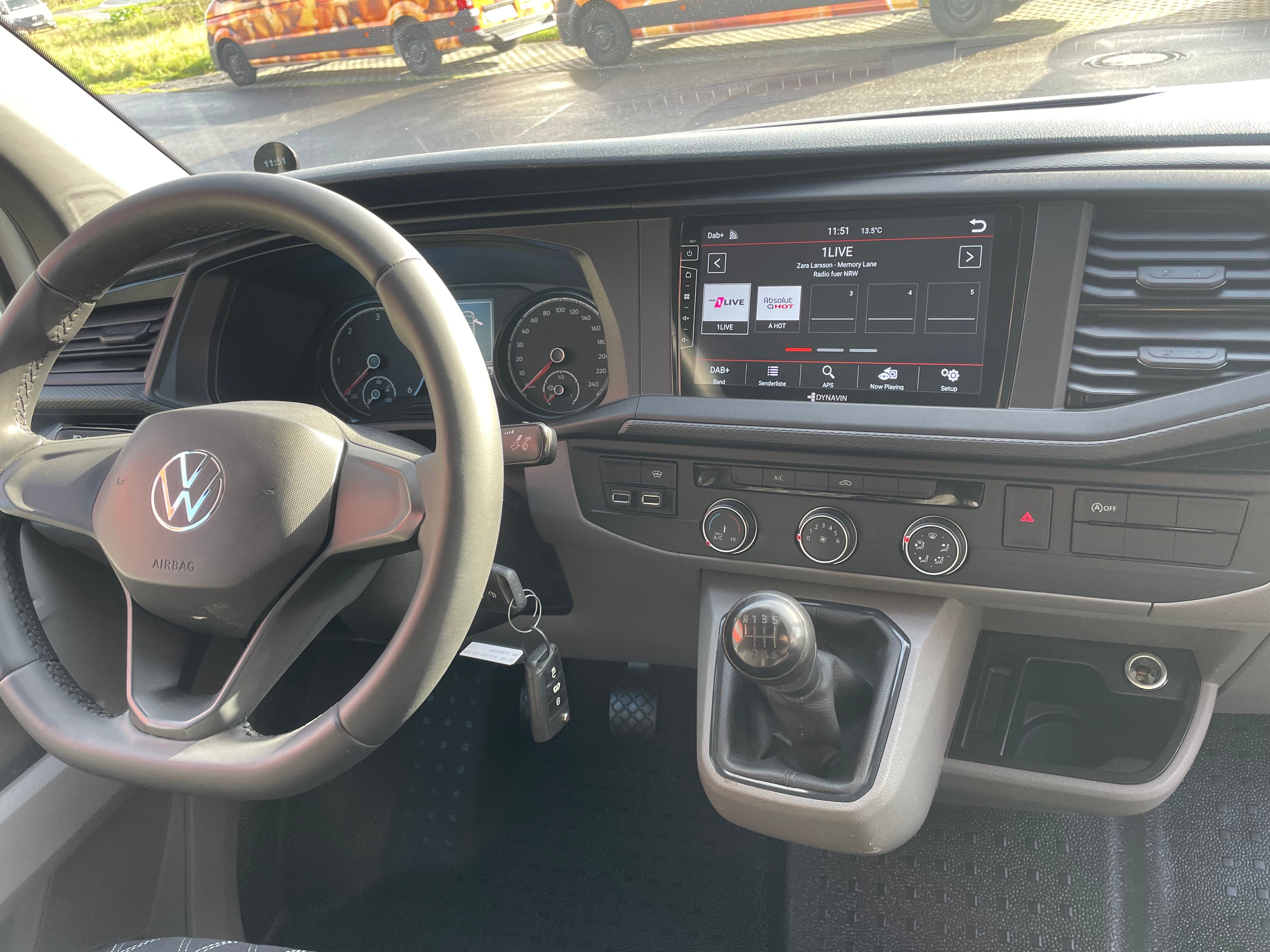 Volkswagen T6.1 Camper 2.0 TDI 150PS Schaltgetriebe unfallfrei | Wohnmobil mit Navi, PDC, Rückfahrkamera | Campervan Umbau 5 Sitzer