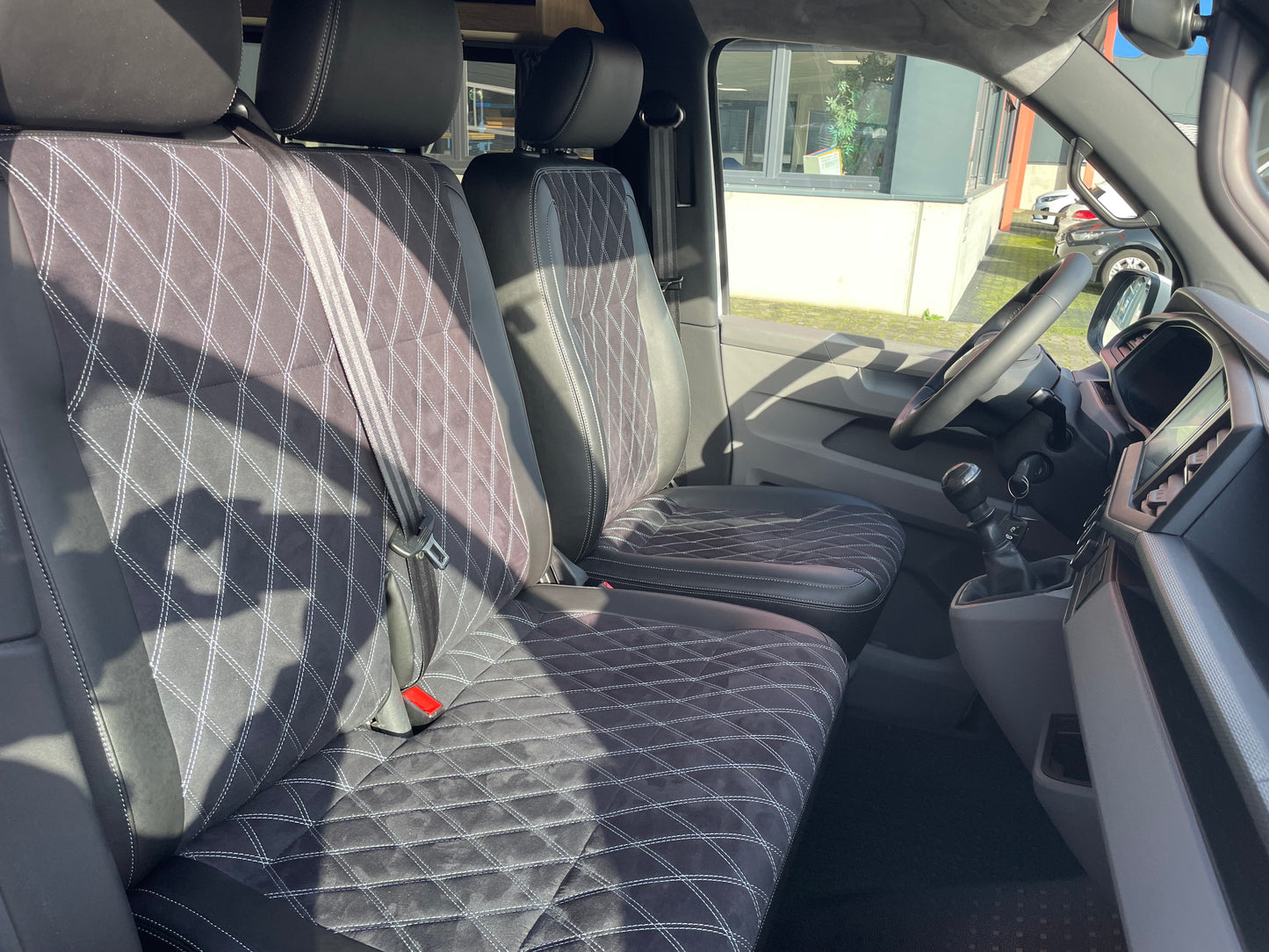 Volkswagen T6.1 Camper 2.0 TDI 150PS Schaltgetriebe unfallfrei | Wohnmobil mit Navi, PDC, Rückfahrkamera | Campervan Umbau 5 Sitzer