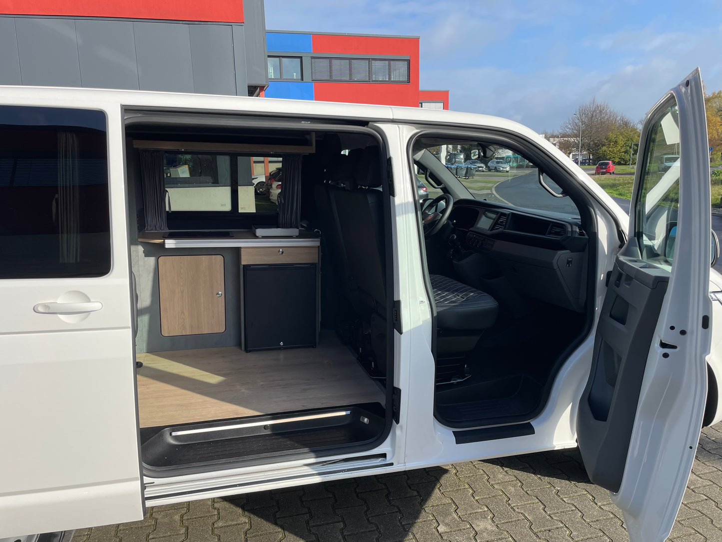 Volkswagen T6.1 Camper 2.0 TDI 150PS Schaltgetriebe unfallfrei | Wohnmobil mit Navi, PDC, Rückfahrkamera | Campervan Umbau 5 Sitzer