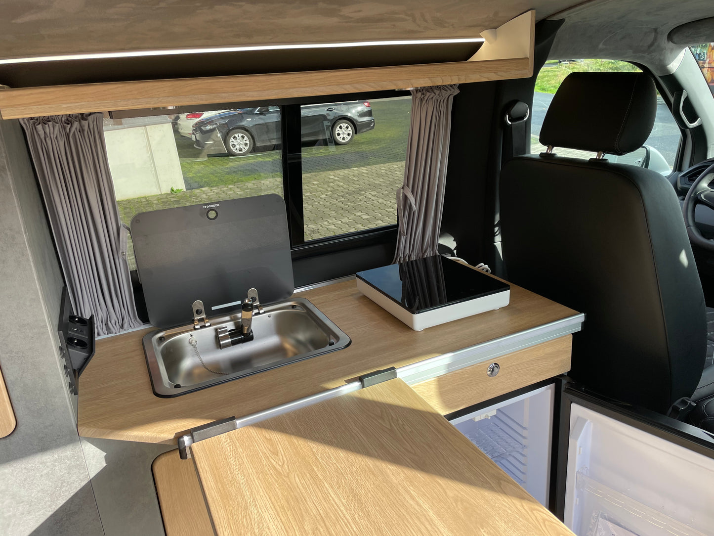 Volkswagen T6.1 Camper 2.0 TDI 150PS Schaltgetriebe unfallfrei | Wohnmobil mit Navi, PDC, Rückfahrkamera | Campervan Umbau 5 Sitzer