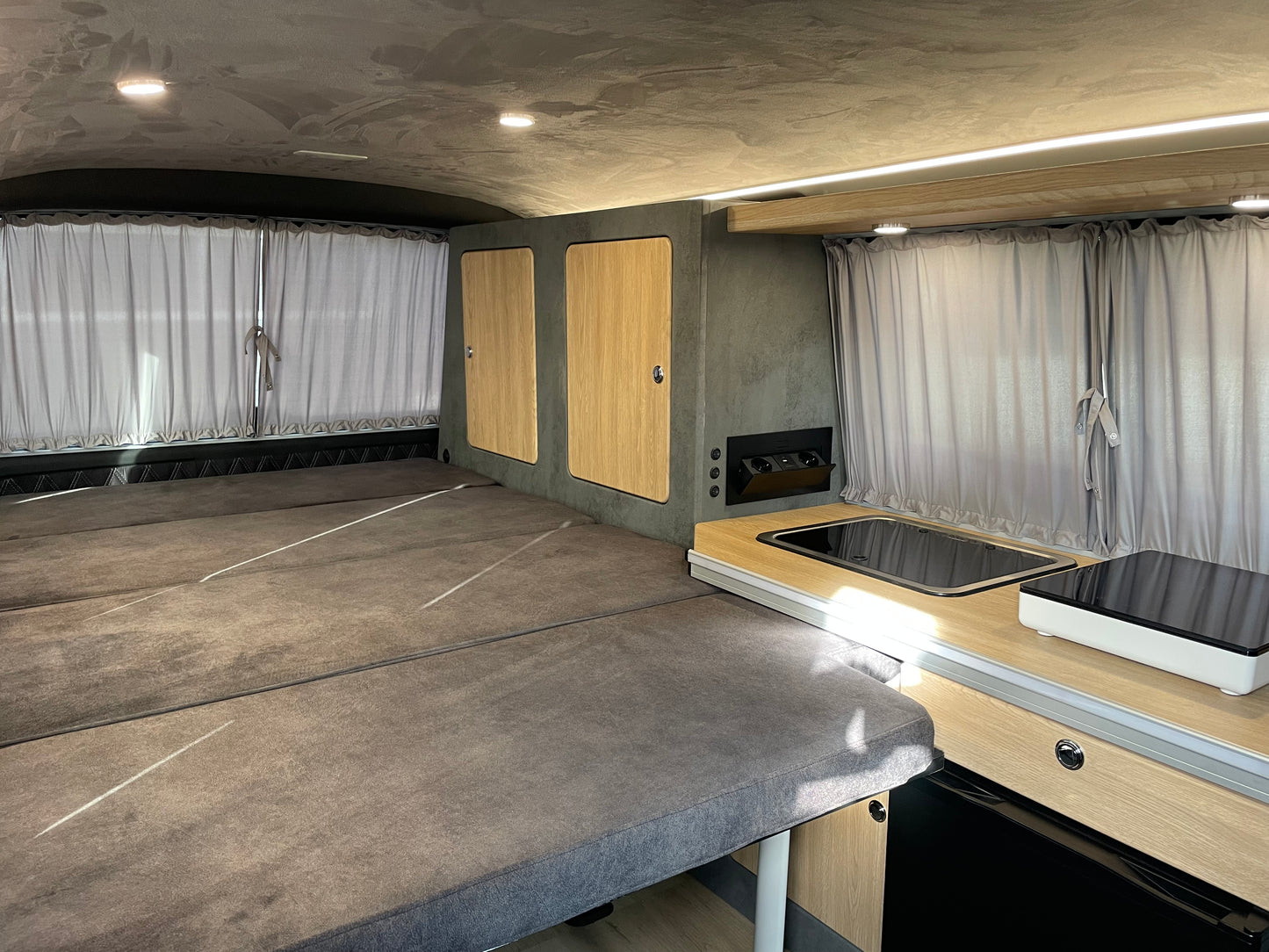 Volkswagen T6.1 Camper 2.0 TDI 150PS Schaltgetriebe unfallfrei | Wohnmobil mit Navi, PDC, Rückfahrkamera | Campervan Umbau 5 Sitzer