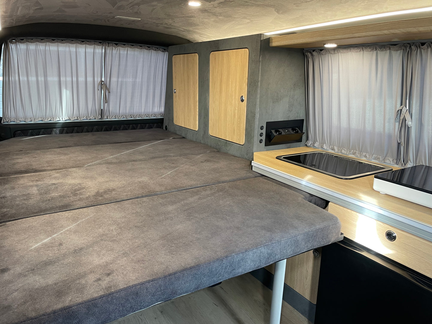 Volkswagen T6.1 Camper 2.0 TDI 150PS Schaltgetriebe unfallfrei | Wohnmobil mit Navi, PDC, Rückfahrkamera | Campervan Umbau 5 Sitzer