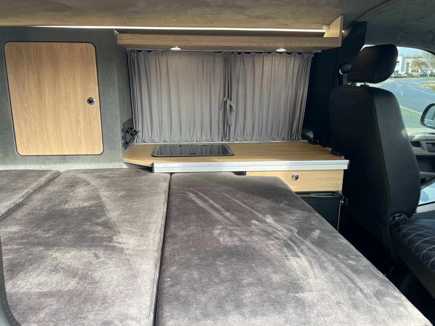 Volkswagen T6.1 Camper 2.0 TDI 150PS Schaltgetriebe unfallfrei | Wohnmobil mit Navi, PDC, Rückfahrkamera | Campervan Umbau 5 Sitzer