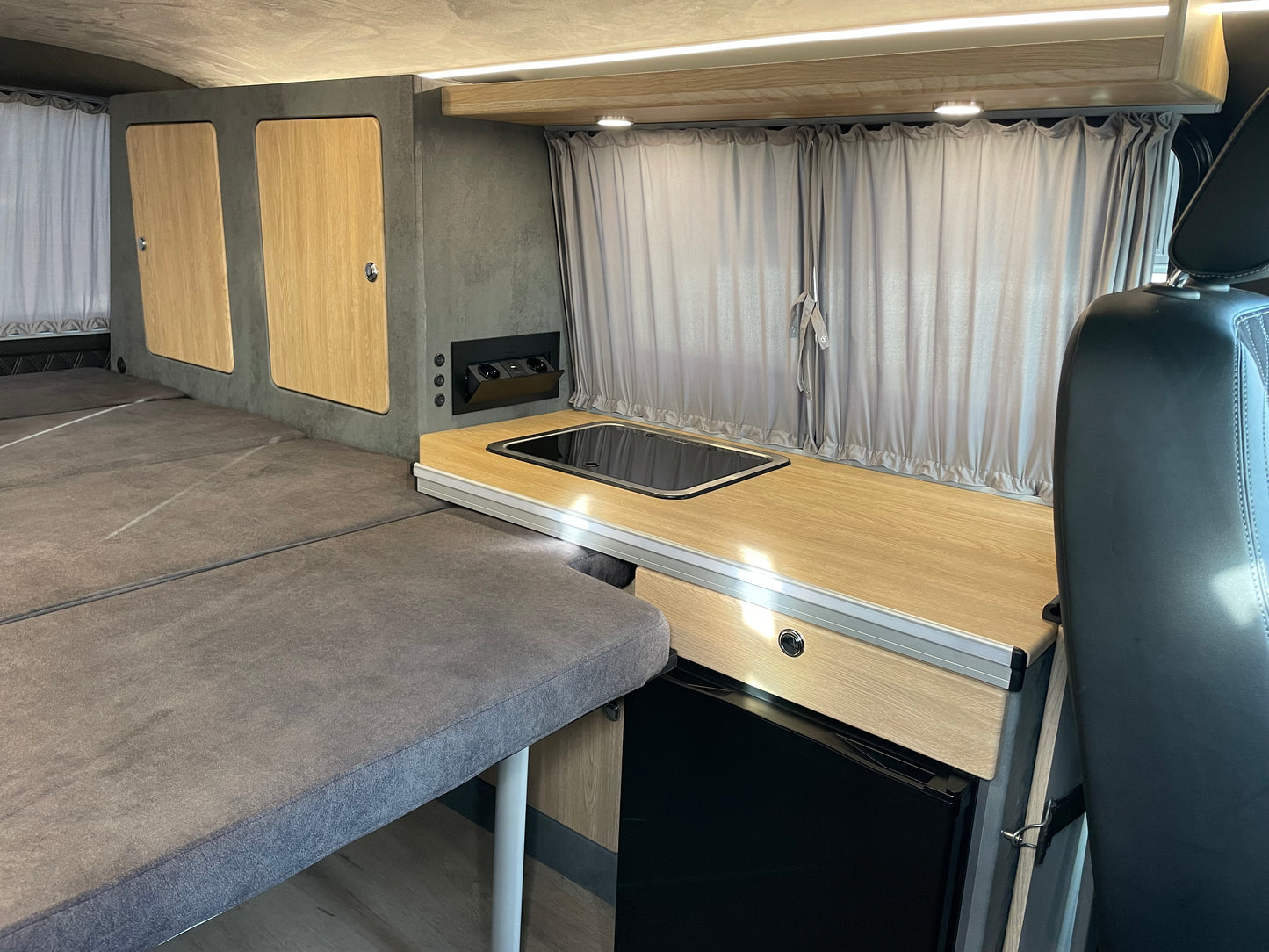 Volkswagen T6.1 Camper 2.0 TDI 150PS Schaltgetriebe unfallfrei | Wohnmobil mit Navi, PDC, Rückfahrkamera | Campervan Umbau 5 Sitzer
