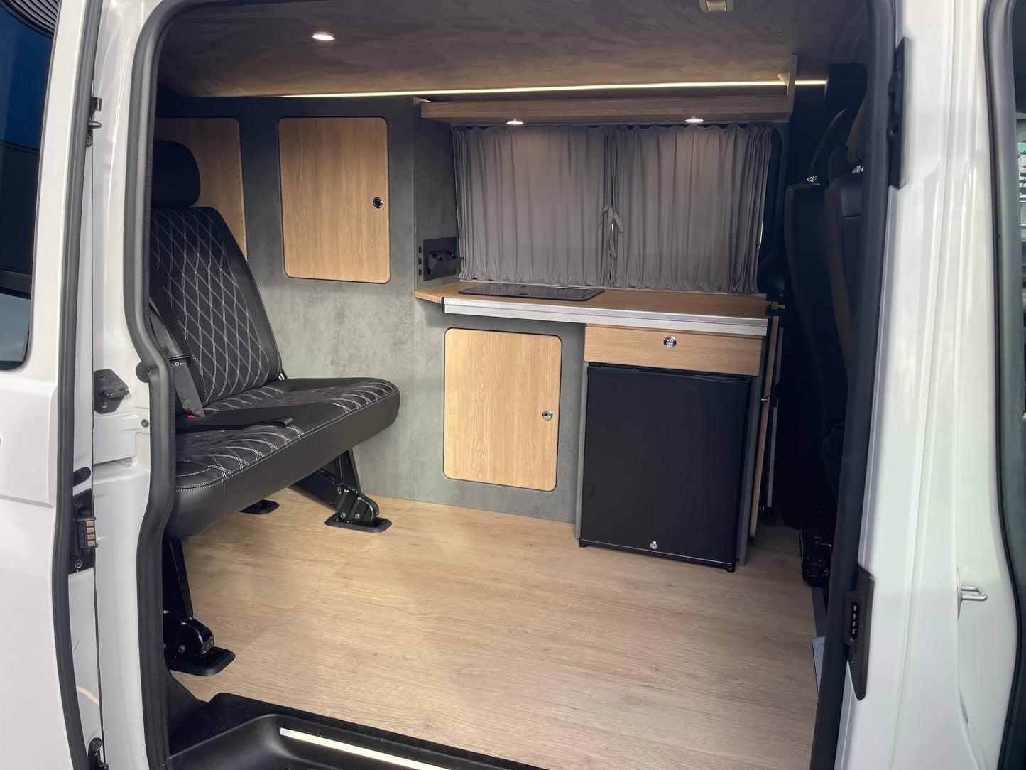 Volkswagen T6.1 Camper 2.0 TDI 150PS Schaltgetriebe unfallfrei | Wohnmobil mit Navi, PDC, Rückfahrkamera | Campervan Umbau 5 Sitzer
