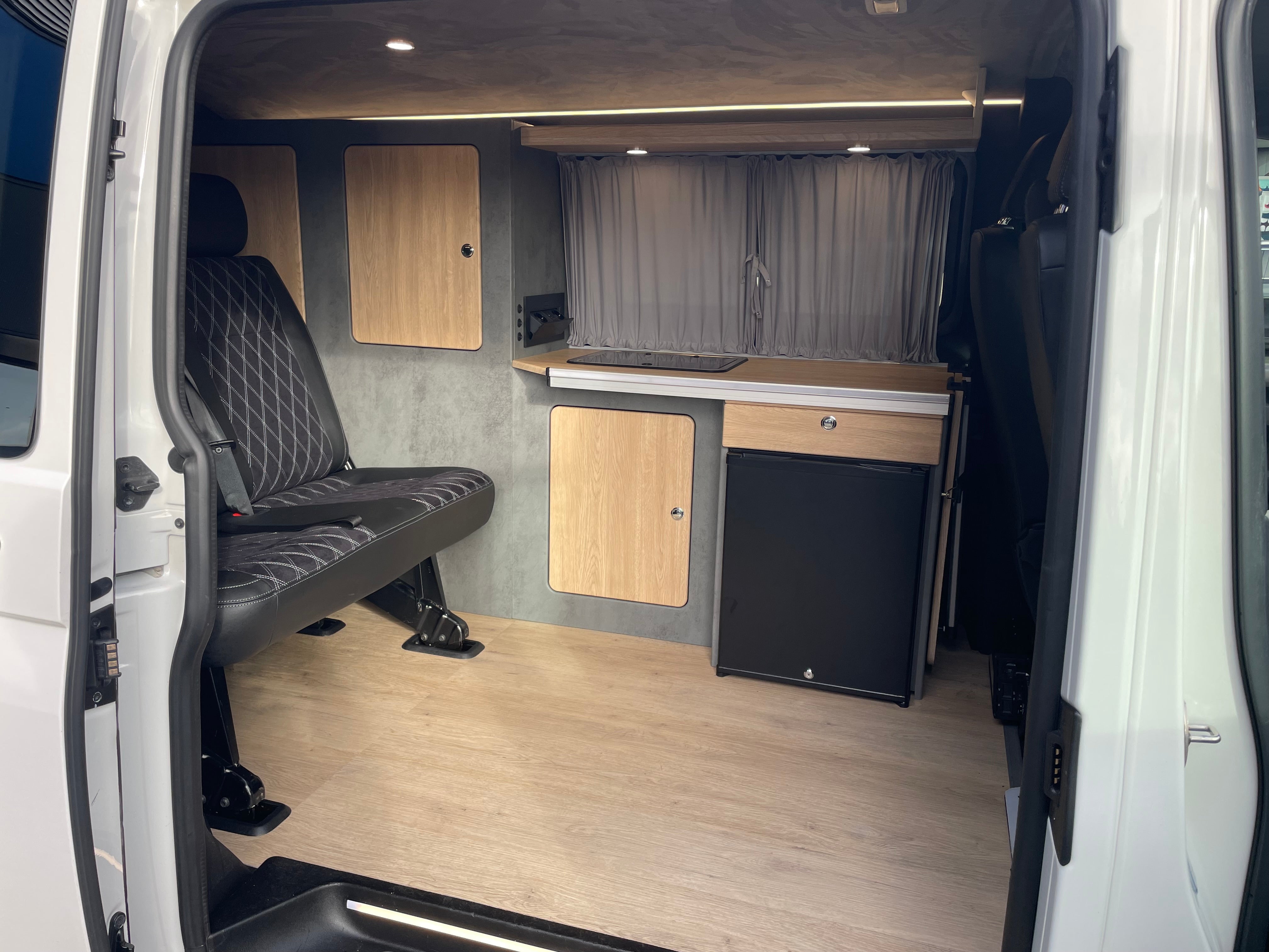 Volkswagen T6.1 Camper 2.0 TDI 150PS Schaltgetriebe unfallfrei | Wohnmobil mit Navi, PDC, Rückfahrkamera | Campervan Umbau 5 Sitzer
