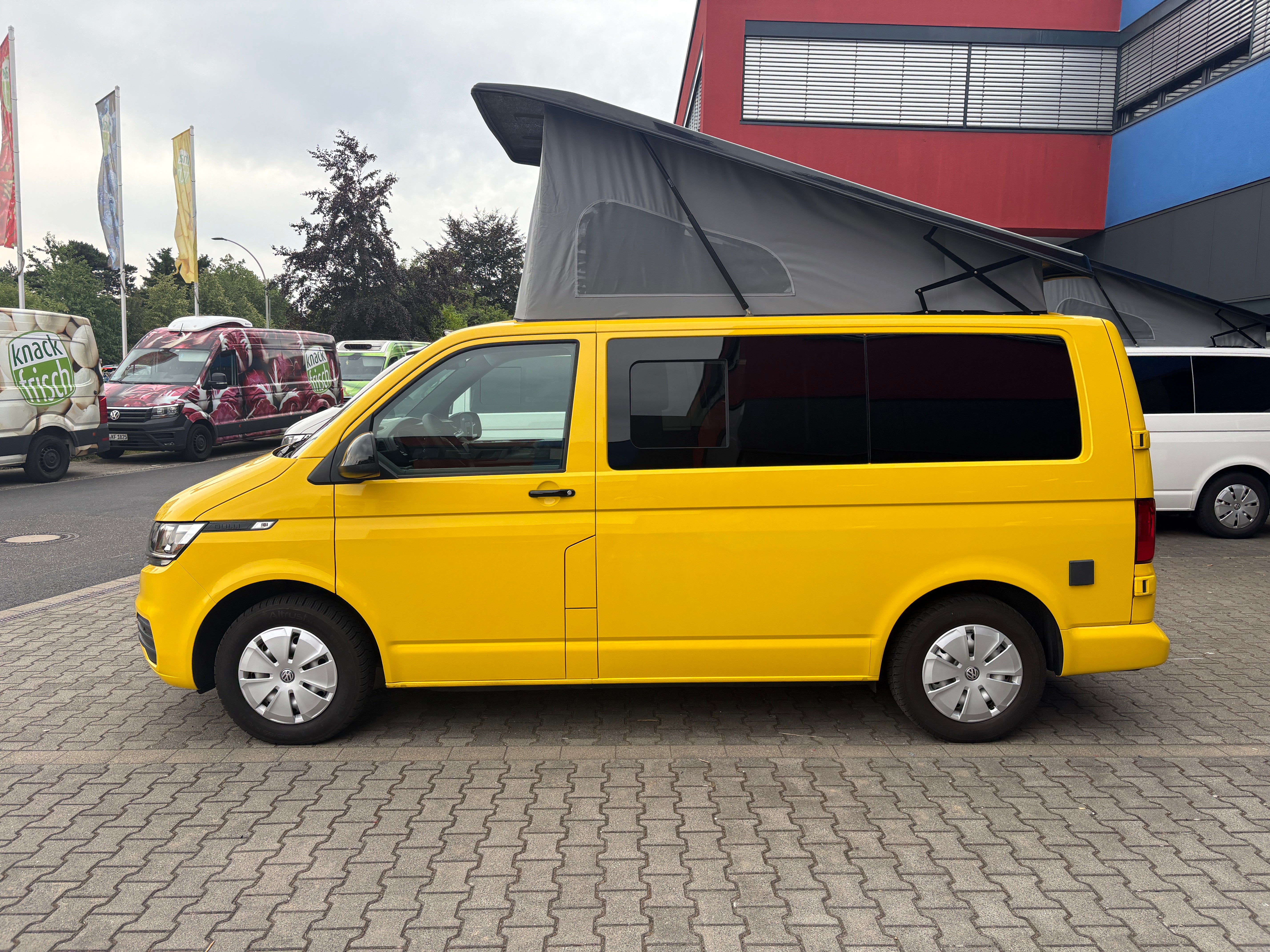 Camper-Ausbau Projekt LS-097 – VW T6.1 in Gelb mit Austops-Aufstelldach, 150 PS DSG | Nachbau schlüsselfertig