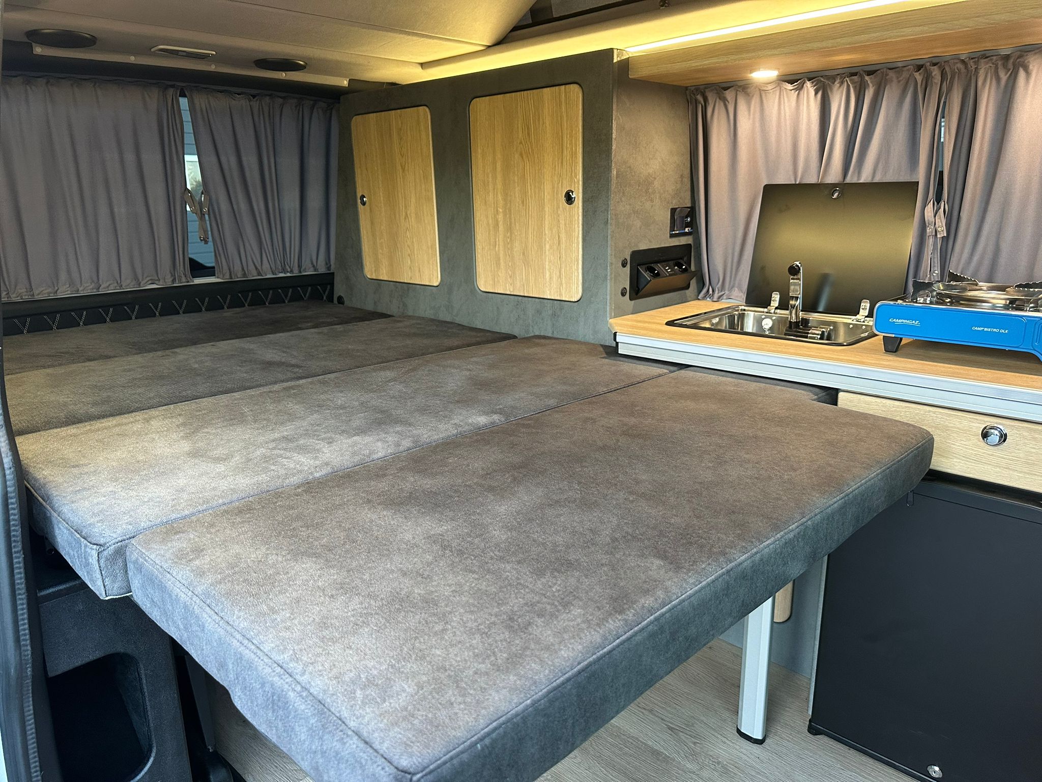 Volkswagen T6 Camper 2.0 TDI 102PS unfallfrei | Wohnmobil mit Hubdach Schlafdach, PDC, Navi, Rückfahrkamera | Campervan Umbau 5 Sitzer | VW