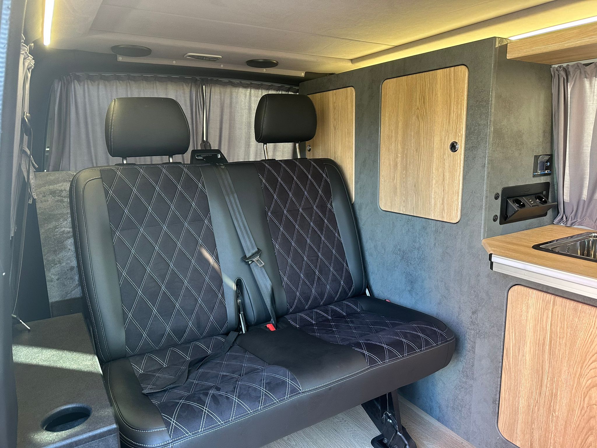 Volkswagen T6 Camper 2.0 TDI 102PS unfallfrei | Wohnmobil mit Hubdach Schlafdach, PDC, Navi, Rückfahrkamera | Campervan Umbau 5 Sitzer | VW