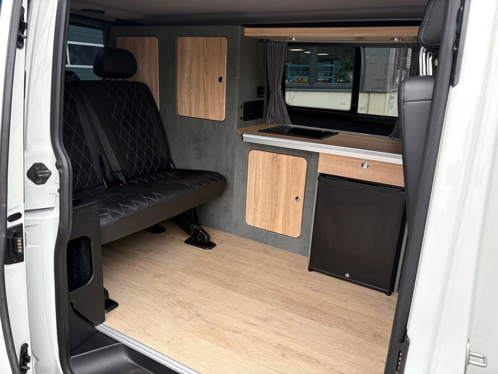 Volkswagen T6.1 Camper 2.0 TDI 150PS unfallfrei | Wohnmobil mit Hubdach Schlafdach, PDC, Rückfahrkamera | Campervan Umbau 5 Sitzer | VW