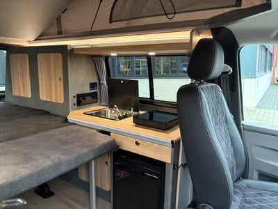 Volkswagen T6.1 Camper 2.0 TDI 150PS 6-Gang unfallfrei | Wohnmobil mit Hubdach Schlafdach, PDC, Anhängerkupplung, Rückfahrkamera | Campervan Umbau 4 Sitzer VW